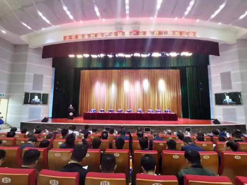 甘肃省装备制造产业链暨产业集群工作推进会在兰州召开,星火机床1066vip威尼斯下载的介绍经验并接受甘肃电视台记者采访